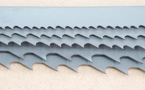 和平带锯床上的钢丝刷，对于带锯条的重要性